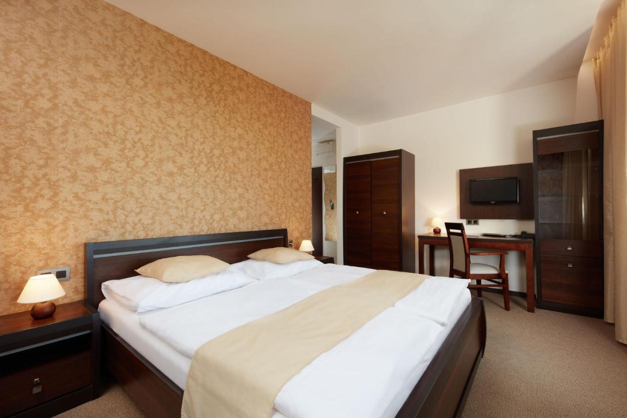 Hotel Slunny Dvur Есеник Экстерьер фото