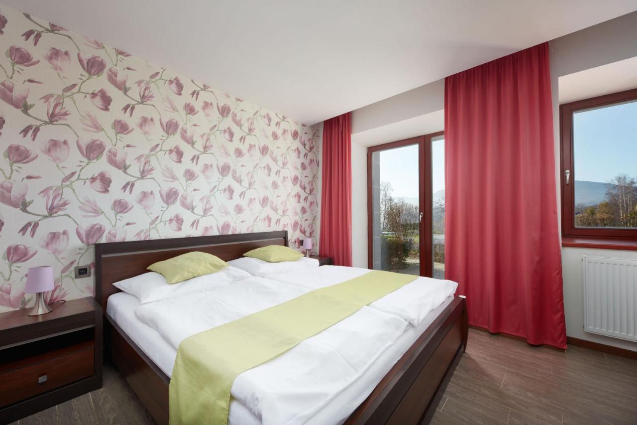Hotel Slunny Dvur Есеник Экстерьер фото