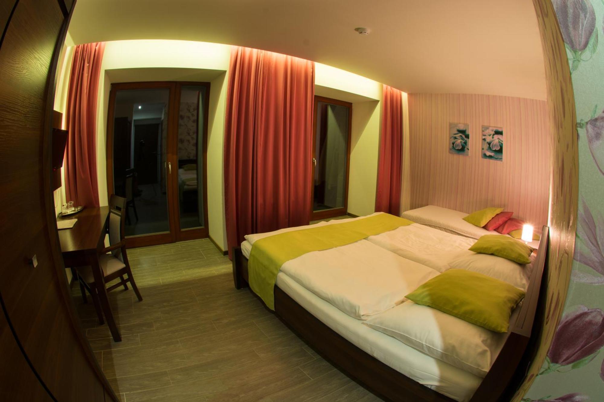 Hotel Slunny Dvur Есеник Номер фото